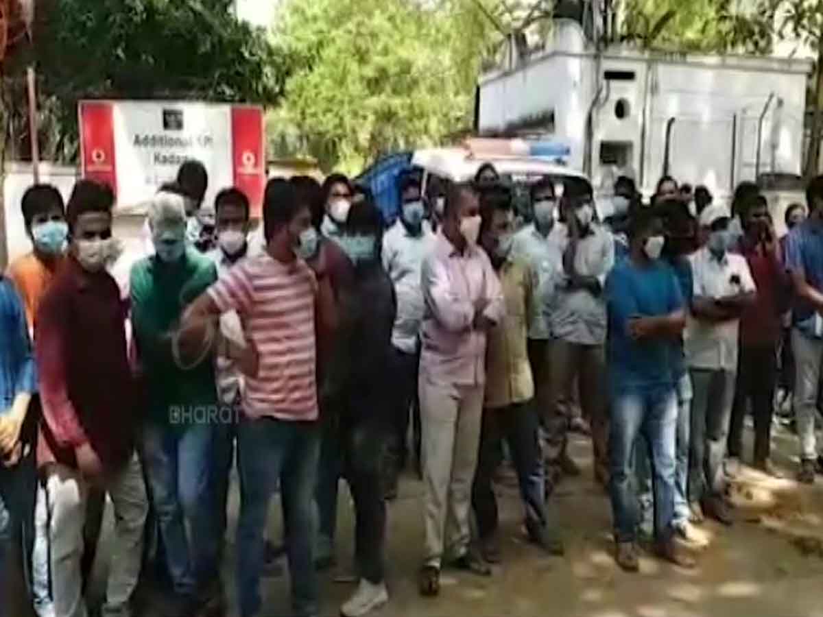 ప్రొబేషనరీ కోసం గ్రామ, వార్డు సచివాలయ ఉద్యోగుల ఆందోళన