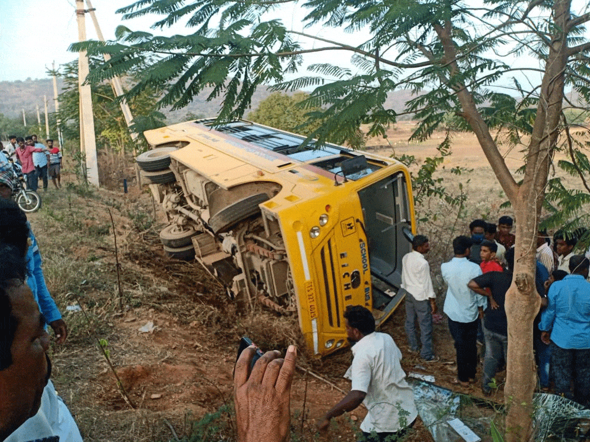 School Bus | వనపర్తి జిల్లాలో స్కూల్ బస్సు బోల్తా..