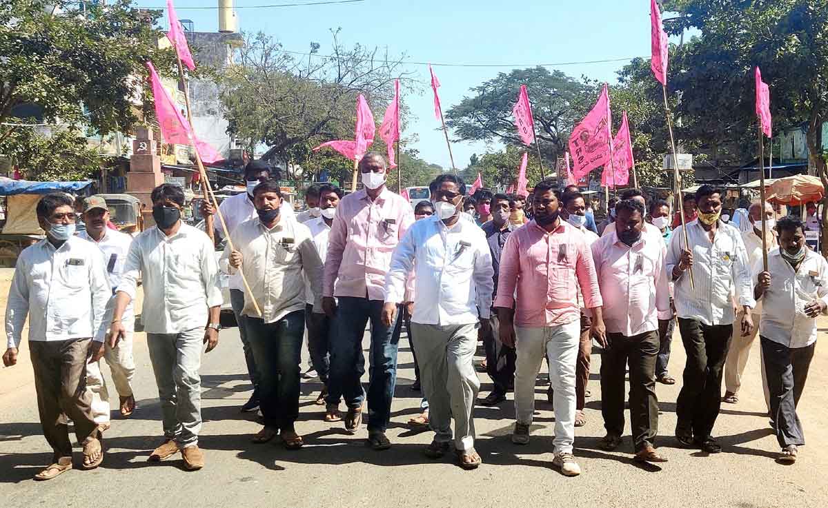 నిరుద్యోగుల ఆత్మహత్యలకు కేంద్రమే కారణం?