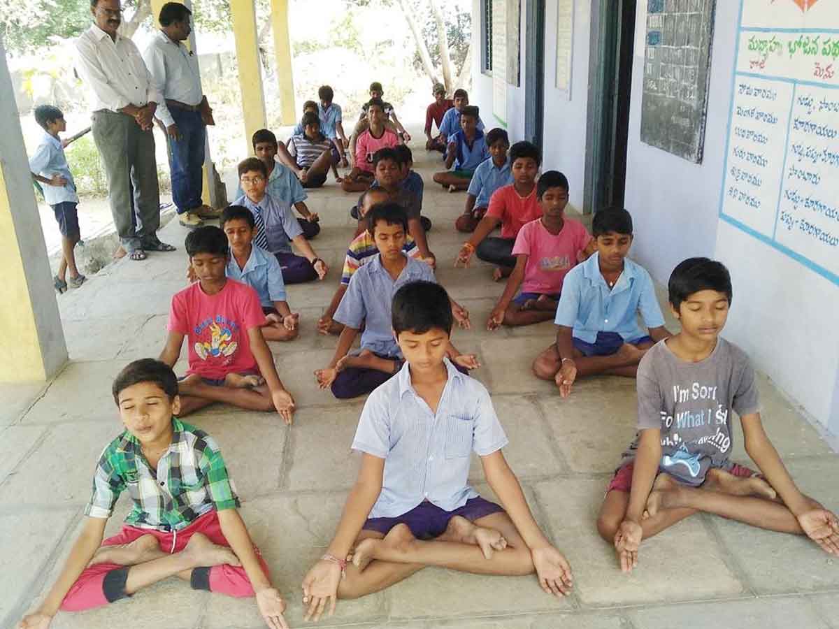 పట్టుబట్టి .. నిలబెట్టి