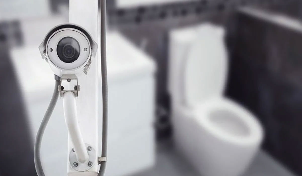 Crime News | రెస్టారెంటు వాష్‌రూమ్‌లో కనిపించిన బాక్సు.. ఏంటని చూసిన మహిళకు షాక్