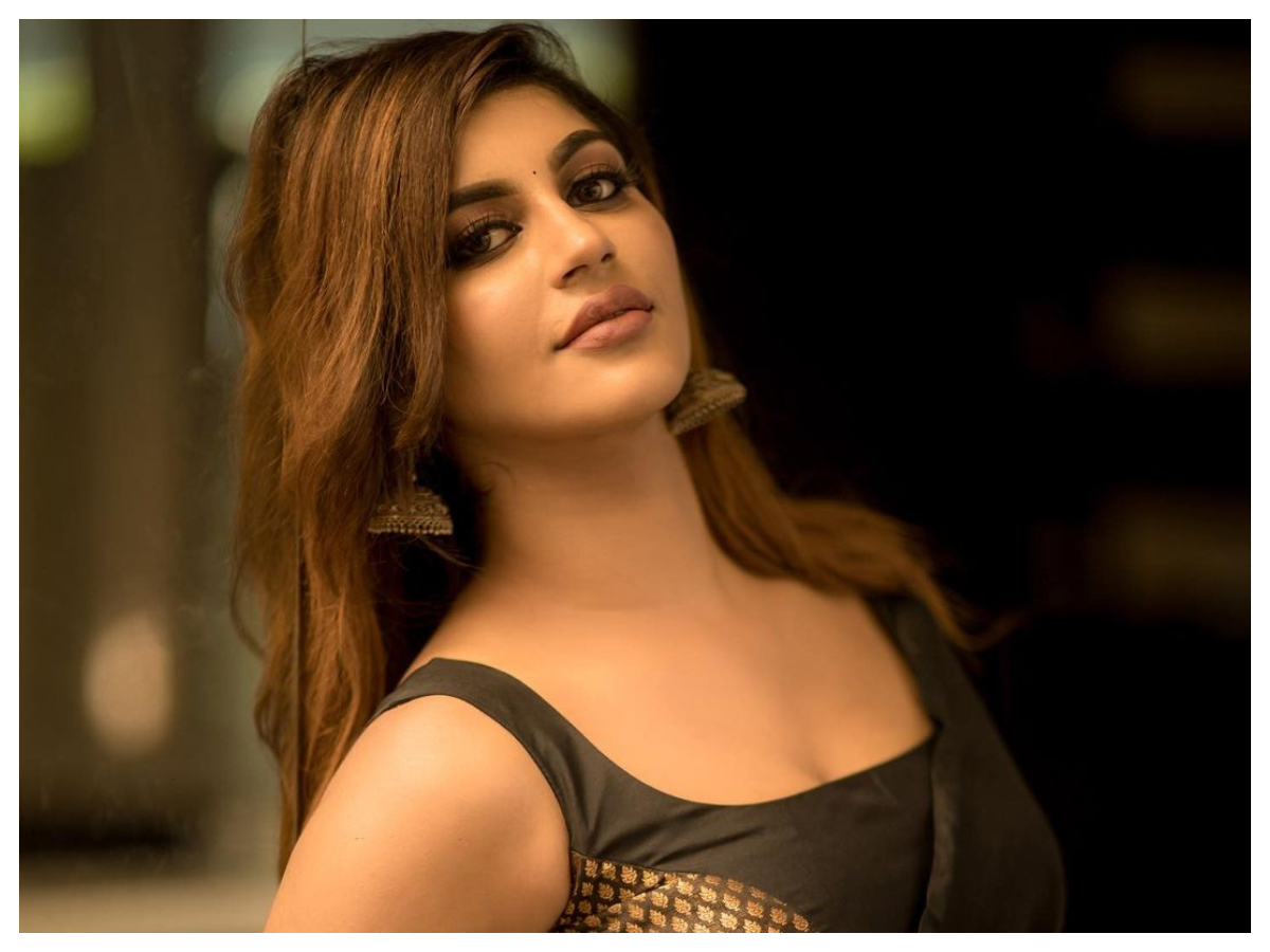 Yashika Aannand | బ్లాక్‌ డ్రెస్‌లో య‌షికా ఆనంద్‌ మెరుపులు..