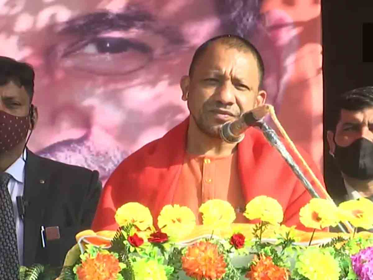 నేర‌స్తుల‌కు టికెట్లు ఇచ్చేందుకు ఎస్పీ, బీఎస్పీ మ‌ధ్య‌ పోటీ:యోగి ఆదిత్యనాథ్