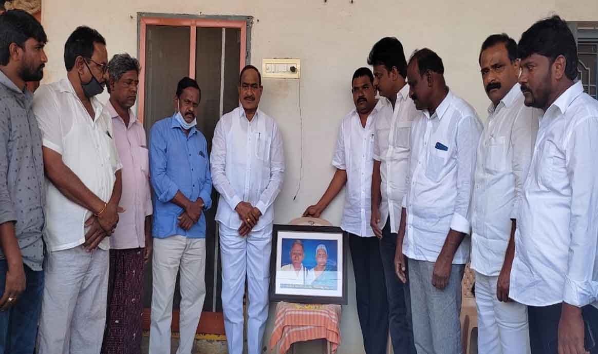 khammam | ఆదినారాయణ కుటుంబాన్ని పరామర్శించిన వైరా ఎమ్మెల్యే రాములు నాయక్..