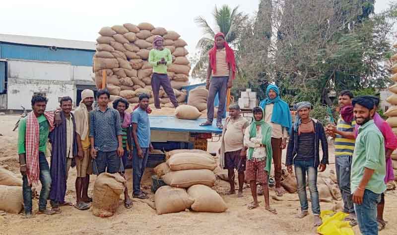 పనుల్లేక..పస్తులుండలేక..