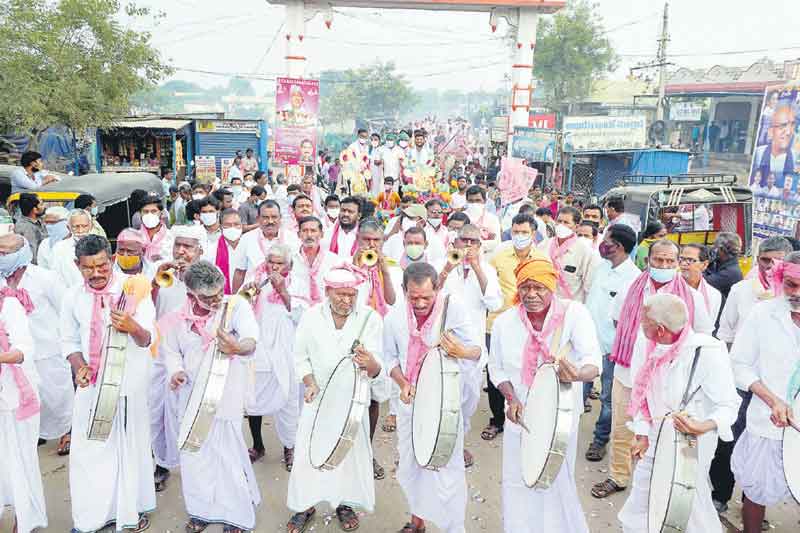 ఊరూవాడా అంబరాన్నంటిన సంబురాలు