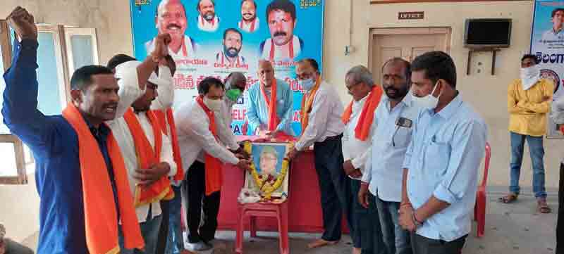 నేతాజీని ఆదర్శంగా తీసుకోవాలి