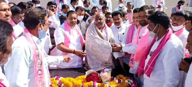 జోగు రామన్నను కలిసిన నాయకులు