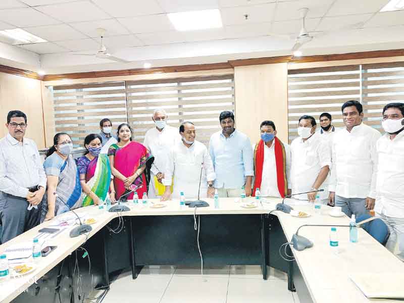 రహదారుల పనుల్లో వేగం పెంచాలి