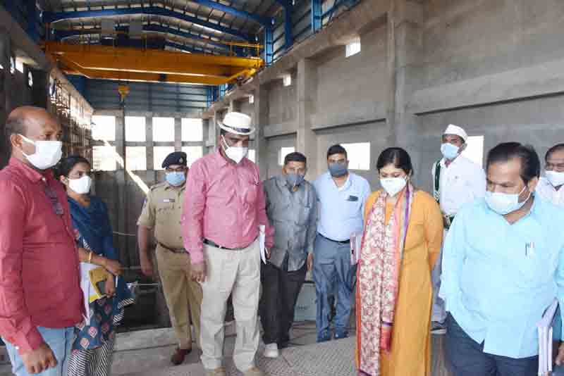 బ్యారేజీలను పరిశీలించిన కలెక్టర్లు