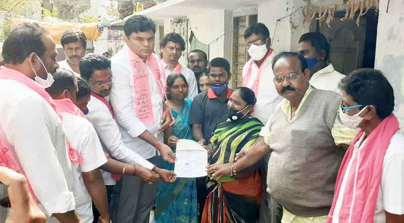 కార్యకర్తల కుటుంబాలకు అండగా టీఆర్‌ఎస్‌