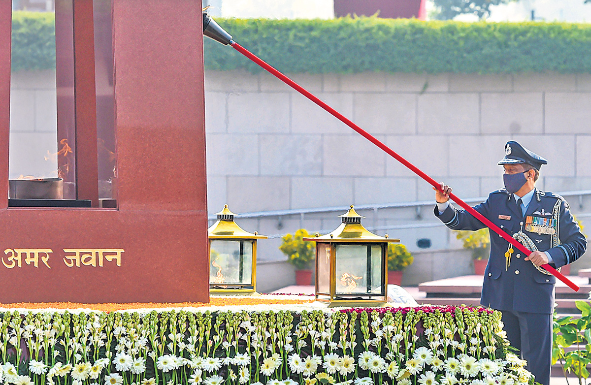 అమర జవాన్‌ జ్యోతిని ఆర్పేస్తూ..!