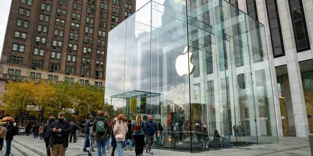 apple company becomes first to touch 3 trillion dollar market value