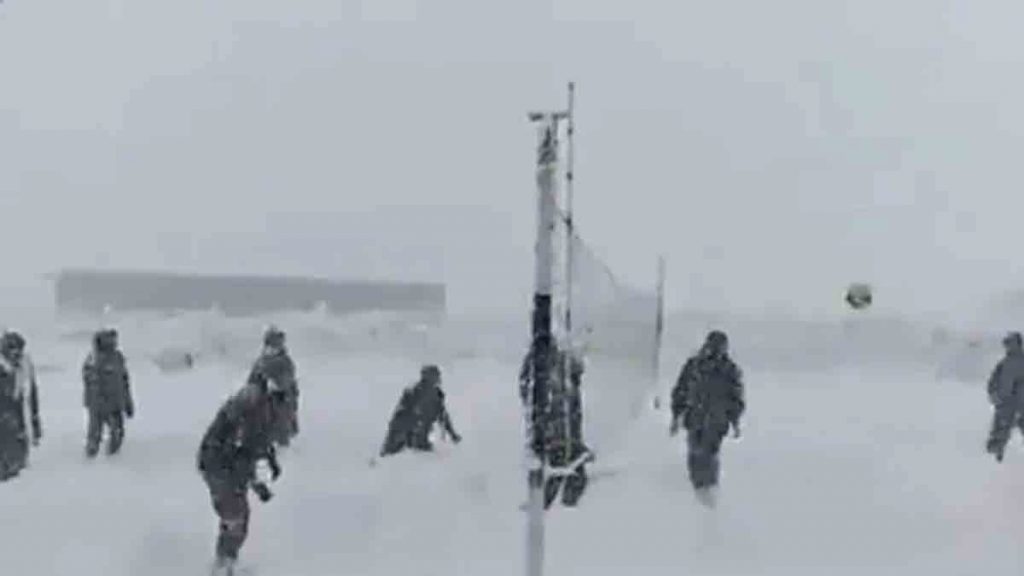 jawans play volleyball in snow video viral