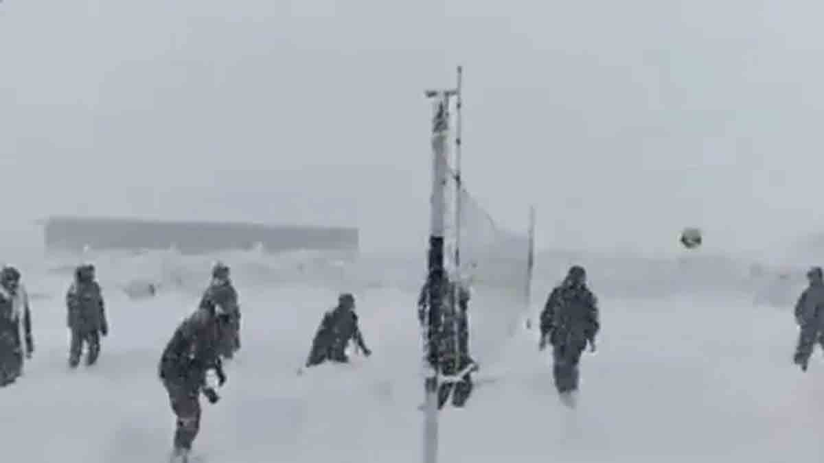 మోకాళ్ల‌ లోతు మంచులో ఆర్మీ జ‌వాన్ల ఆట‌.. వాలీబాల్ ఆడుతూ ఫ‌న్.. వీడియో వైర‌ల్‌