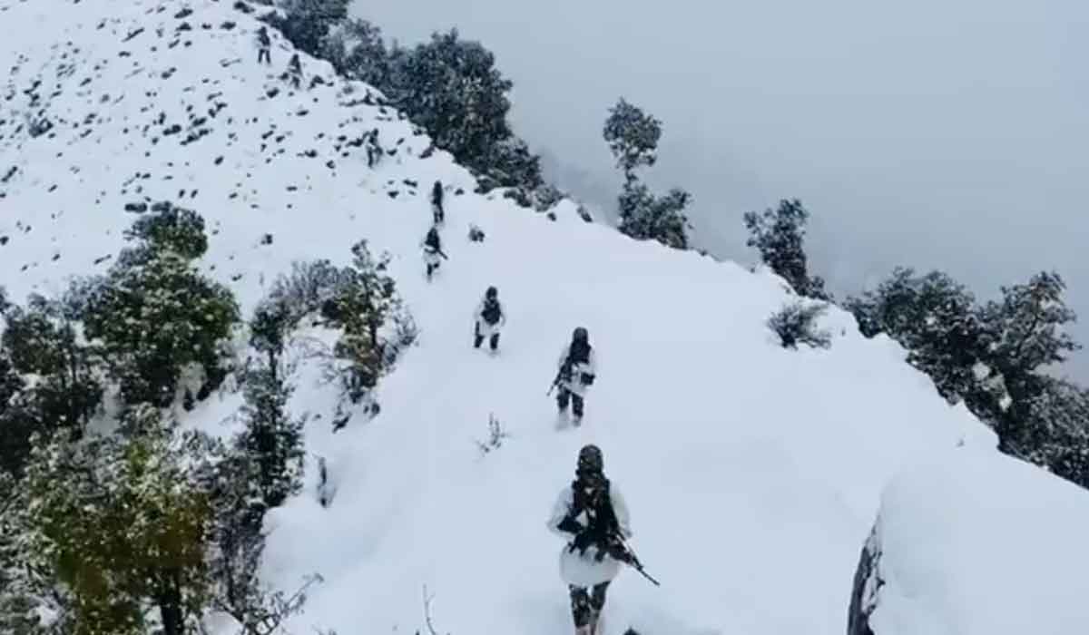 భారీ హిమ‌పాతంలోనూ.. ఎల్వోసీ వ‌ద్ద ఆర్మీ ప‌హారా