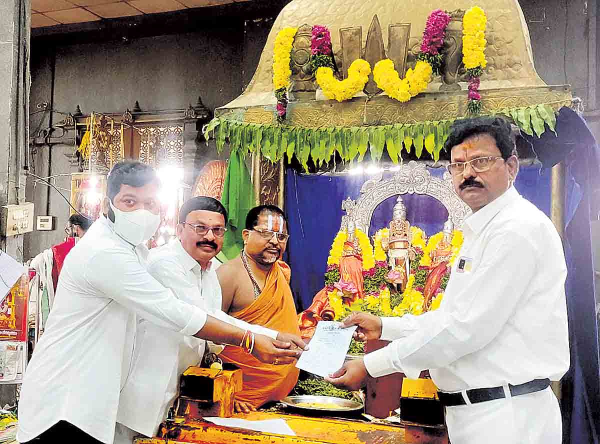 విమానగోపురం స్వర్ణతాపడానికి 51 వేల విరాళం