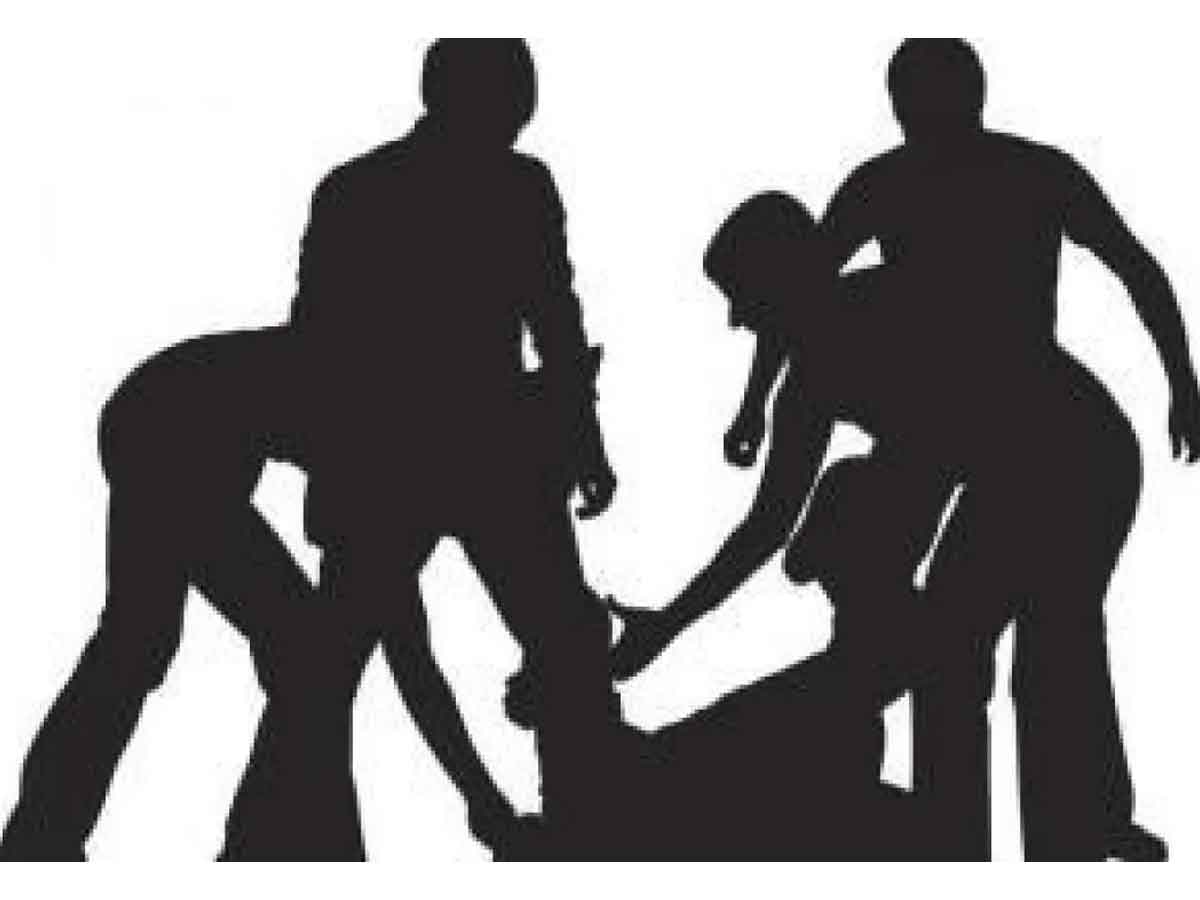 దారుణం : మంత్రాల నెపంతో కత్తులు, గొడ్డళ్లతో కుటుంబంపై దాడి