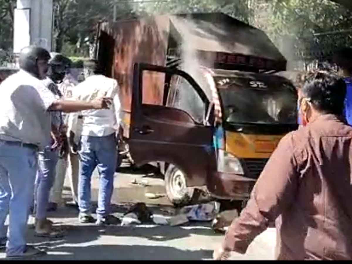 రవీంద్రభారతి చౌరస్తాలో గూడ్స్ ఆటోలో చెలరేగిన మంటలు..