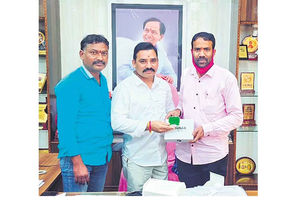 3 లక్షల వినికిడి యంత్రం అందజేత