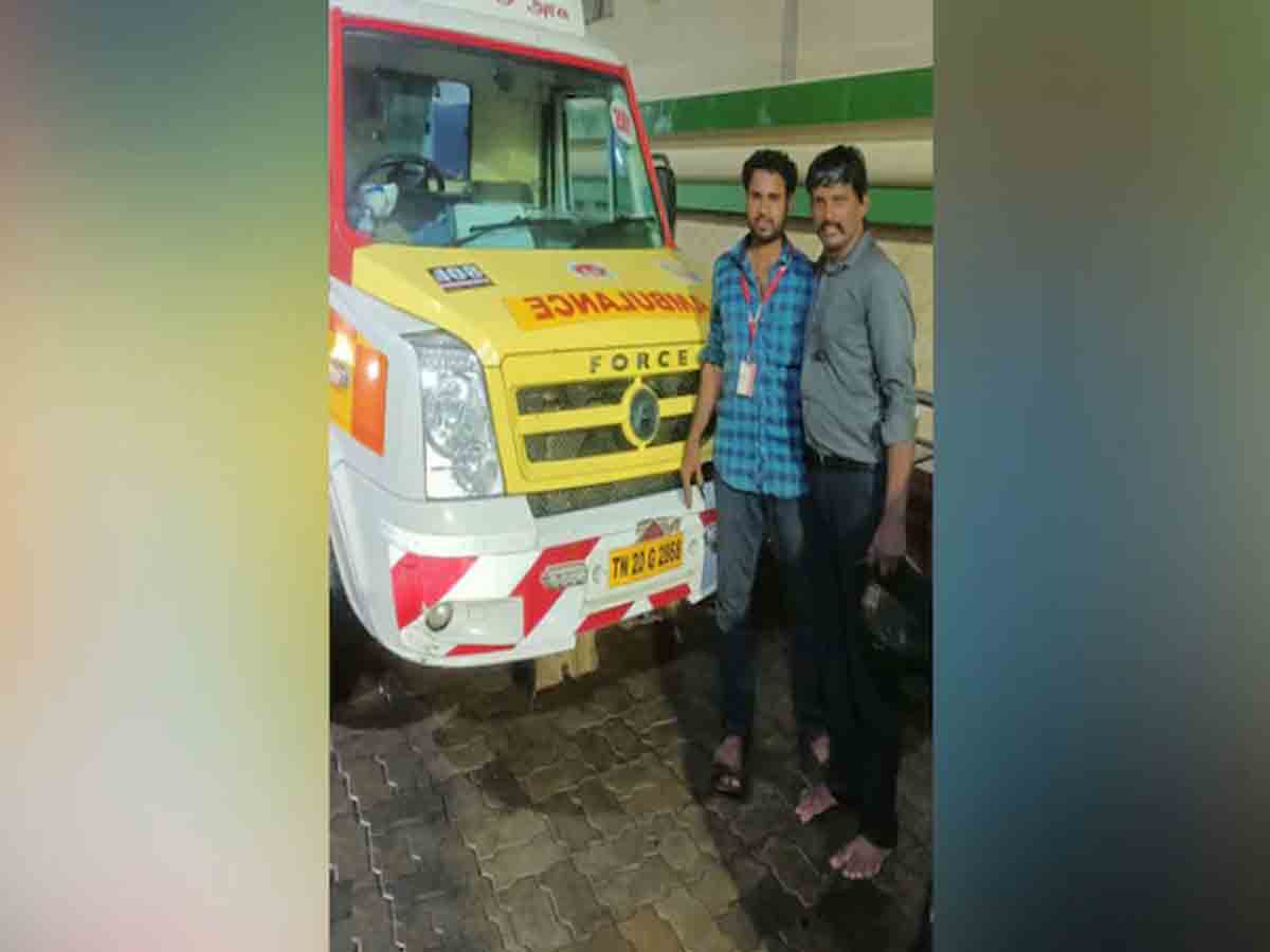 వర్షంలో 4 కిలోమీటర్లు నడిచి.. అంబులెన్స్‌లకు దారి చూపిన బ్యాంక్‌ మేనేజర్‌