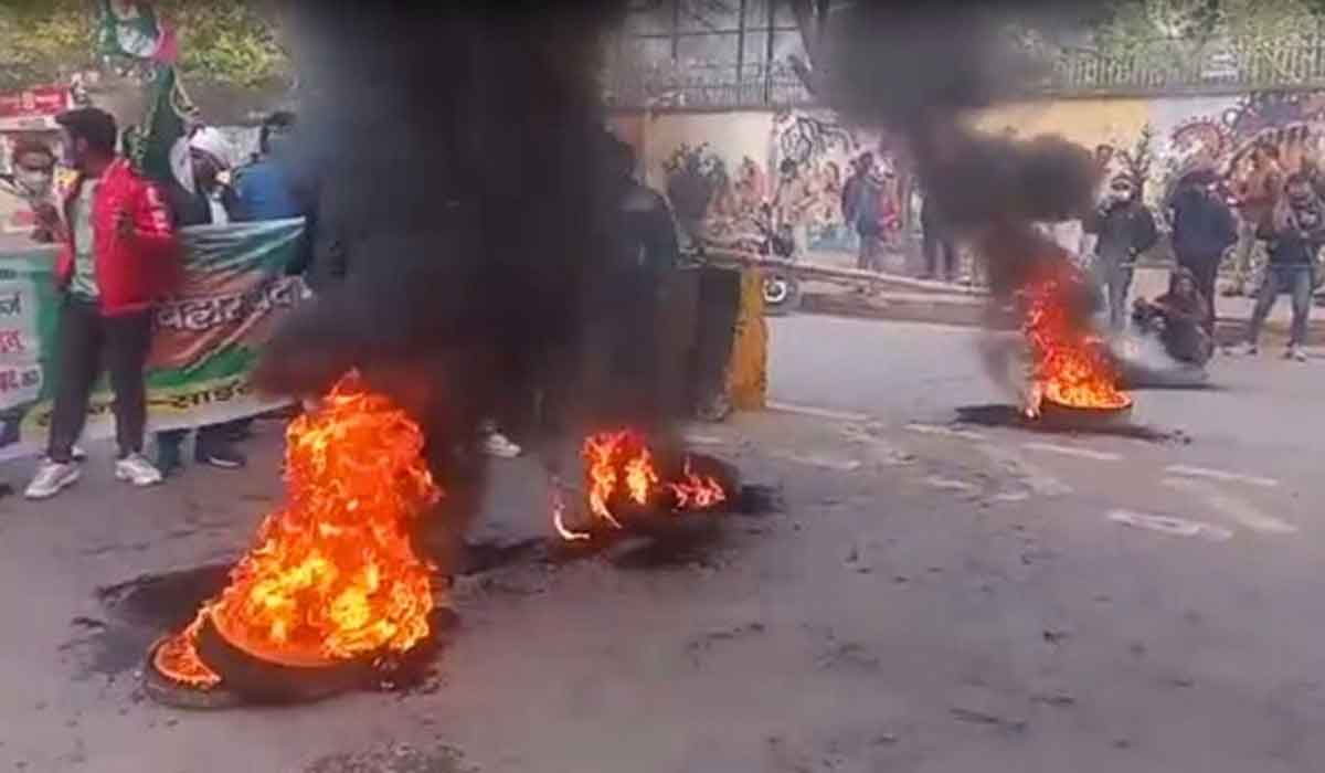 రోడ్లు బ్లాక్‌.. టైర్ల‌కు నిప్పు..  బీహార్‌లో విద్యార్థి సంఘాల బంద్‌