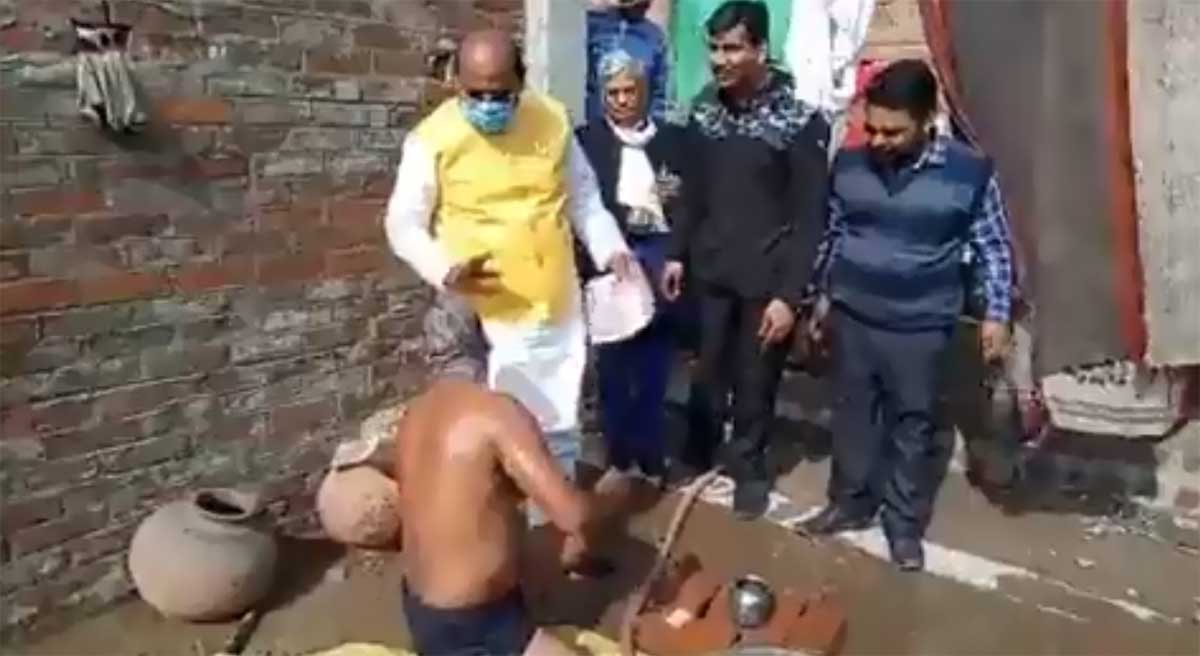 స్నానం చేస్తున్న ఓట‌రు ద‌గ్గ‌రికి వెళ్లి బీజేపీ ఎమ్మెల్యే ఏం చేశాడో చూడండి : వైరల్ వీడియో