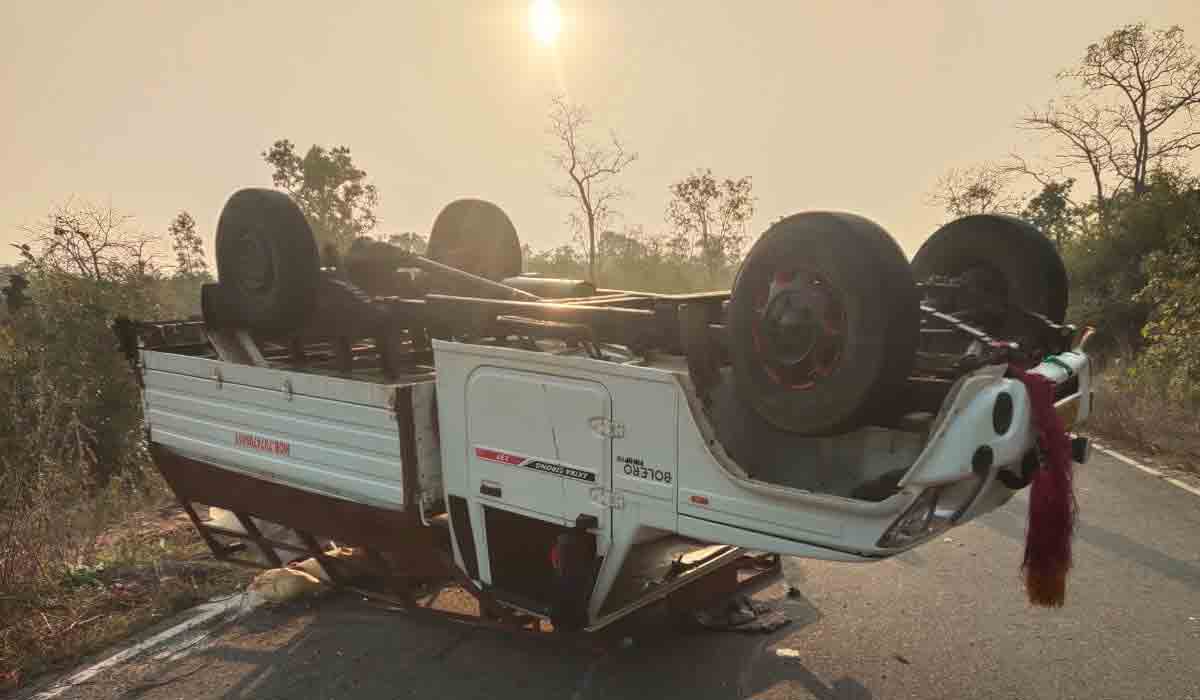 ములుగులో బోల్తాపడ్డ బొలెరో.. మహిళ మృతి, 18 మందికి తీవ్రగాయాలు