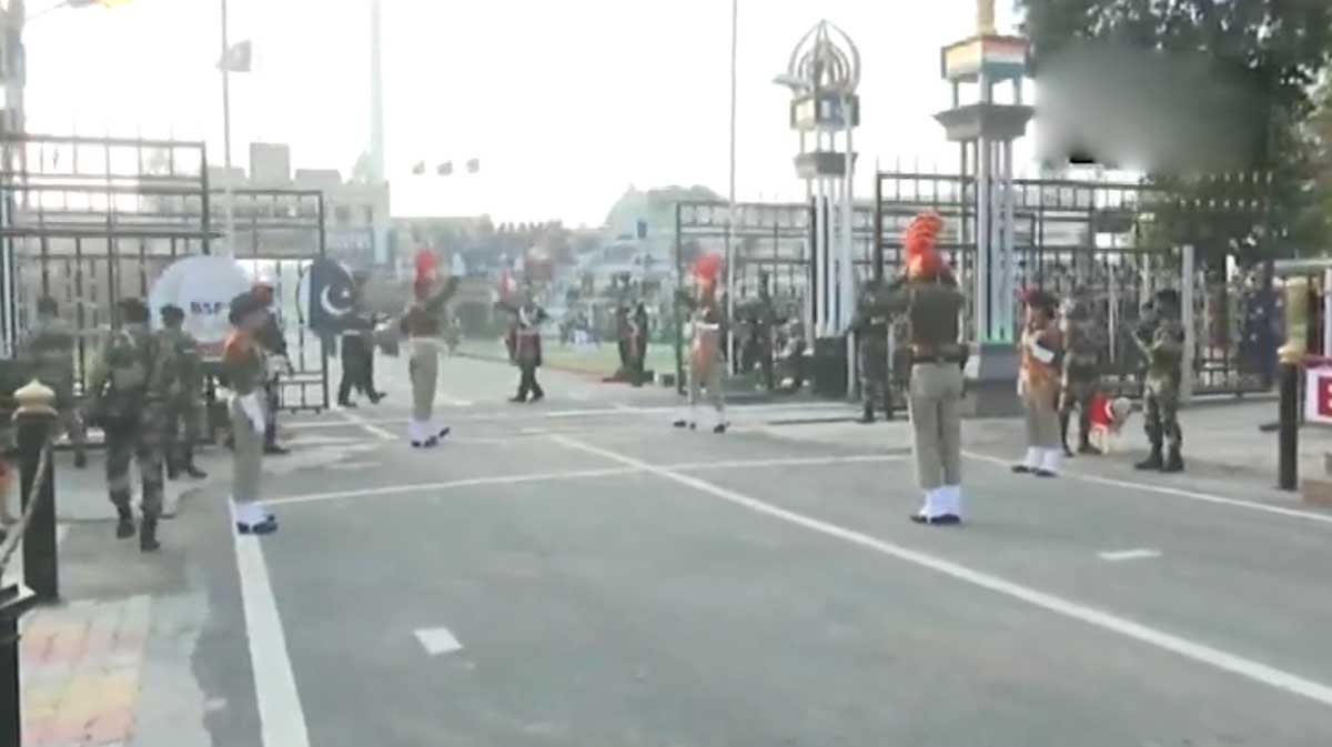 Beating Retreat ceremony | వాఘా బార్డ‌ర్ వ‌ద్ద బీటింగ్ రీట్రీట్ వేడుక‌లు.. వీడియో