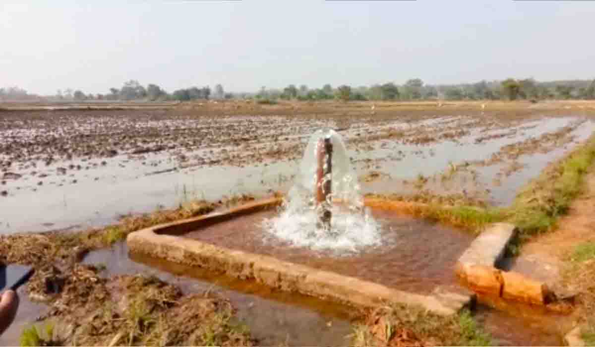 ఏటూరు నాగారంలో ఎత్తిపోస్తున్న‌బోరు.. క‌రెంట్ మోటార్ లేకుండానే 20 ఎక‌రాల‌కు నీరు..!!