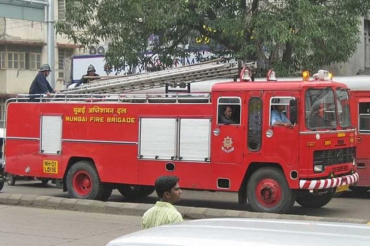 Building Collapse: కుప్ప‌కూలిన ఐదంత‌స్తులు భ‌వ‌నం.. శిథిలాల కింద చిక్కిన‌ ఐదుగురు..!
