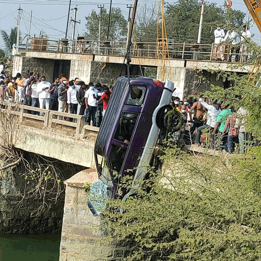 Crime news | కాకతీయ కాలువలో పడిన కారు వెలికితీత..