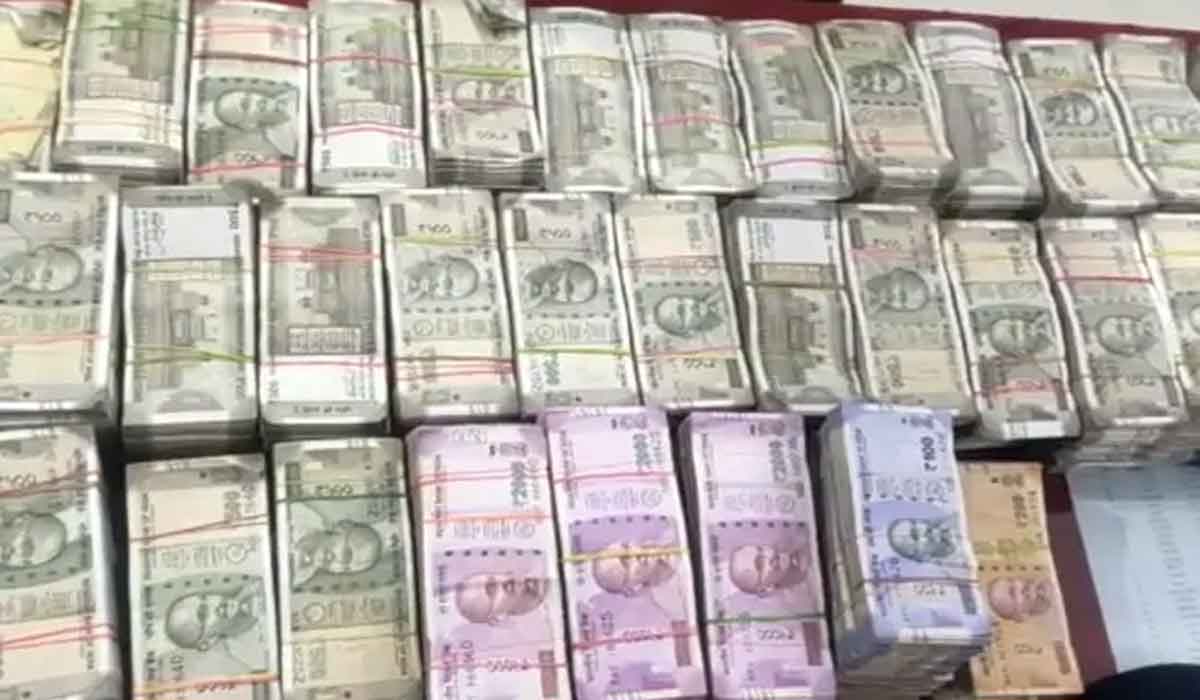 వాషింగ్ పౌడ‌ర్ బాక్సుల్లో నోట్ల క‌ట్ట‌లు.. కారులో త‌ర‌లిస్తున్న 4.72 ల‌క్ష‌లు సీజ్‌