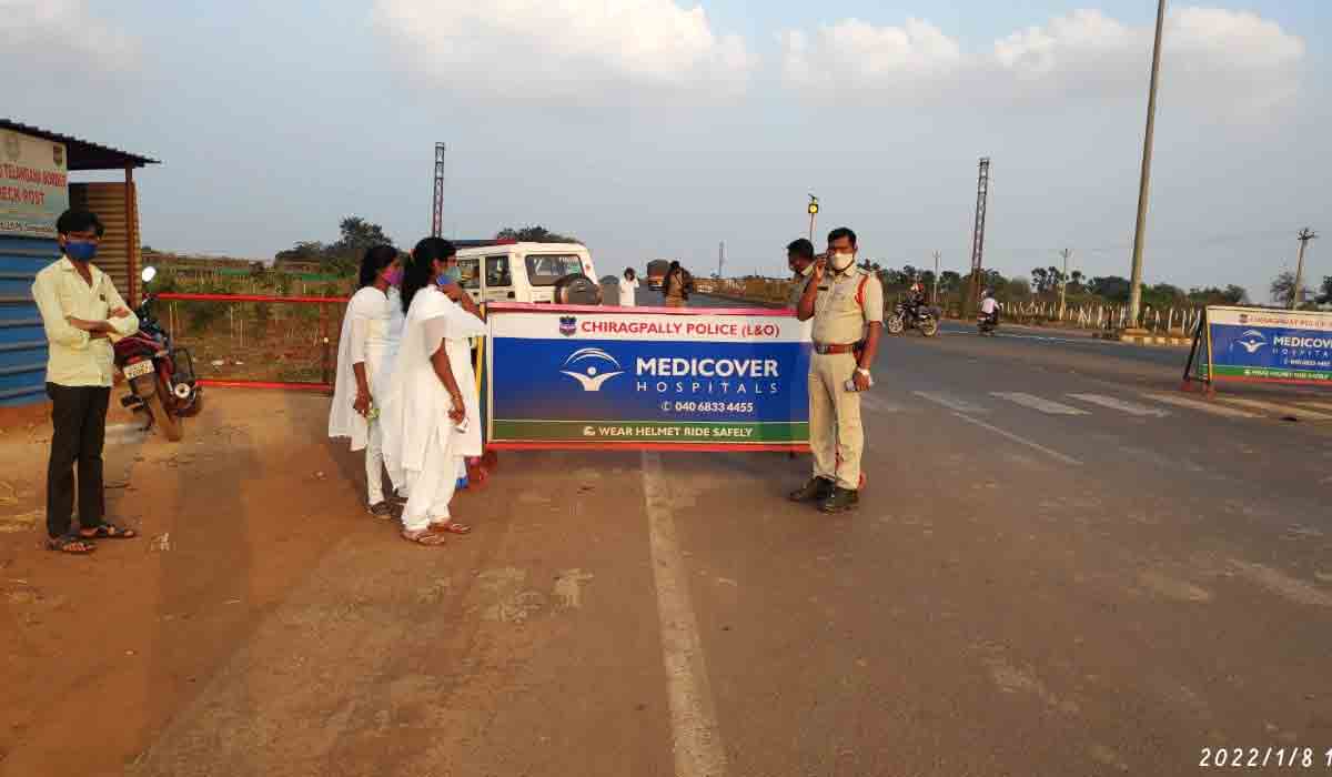 తెలంగాణ సరిహద్దుల్లో చెక్‌పోస్టులు ఏర్పాటు.. ప్ర‌యాణికుల‌కు కొవిడ్ ప‌రీక్ష‌లు