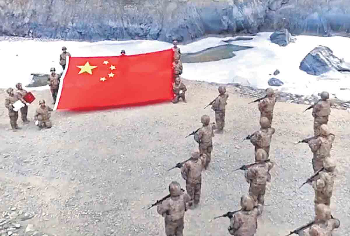 గల్వాన్‌ లోయలో చైనా జెండా