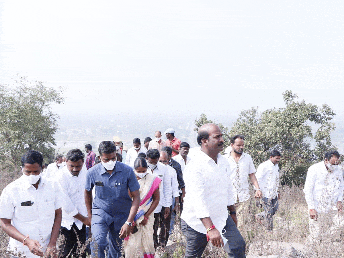 ఐదు వందల ఏండ్ల చరిత్ర గల ఆలయాన్ని..అద్భుతంగా నిర్మిస్తాం : ఎమ్మెల్యే చిరుమర్తి