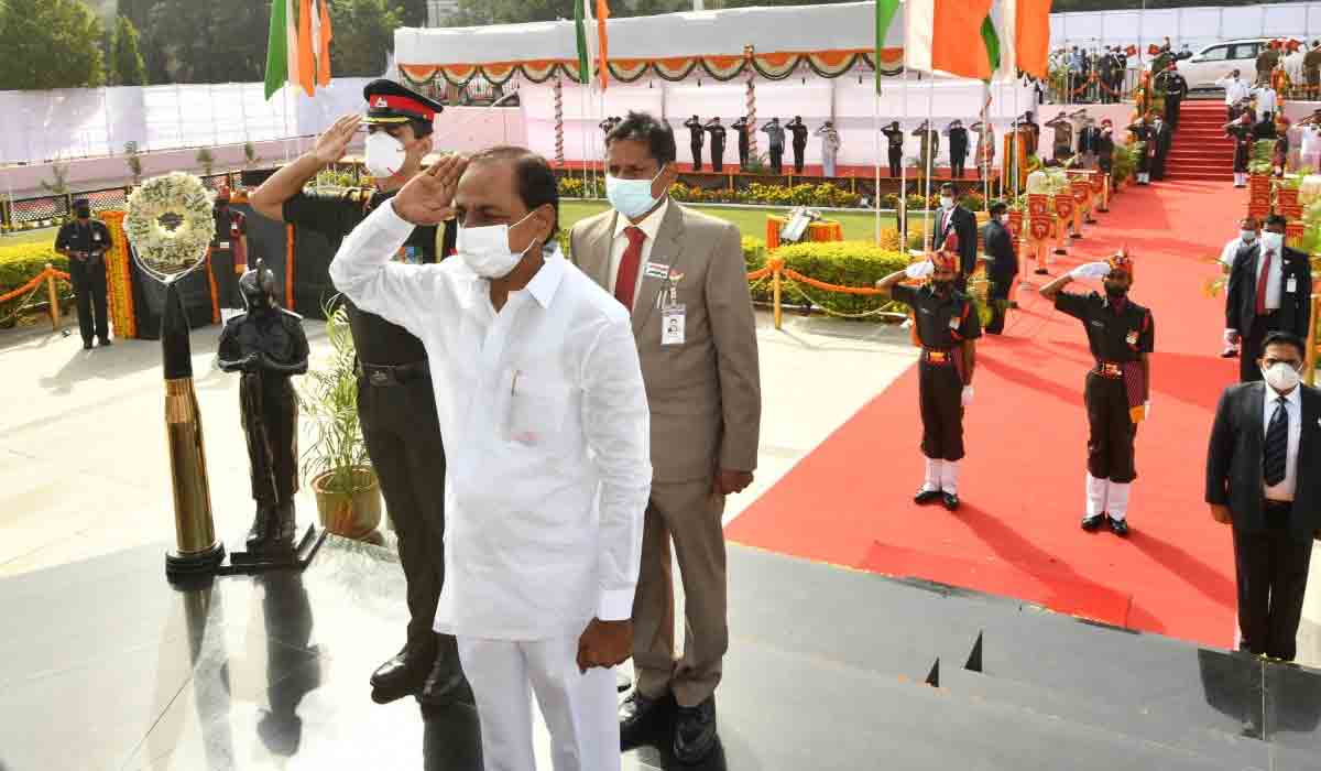 Republic Day | యుద్ధ‌వీరుల‌కు సీఎం కేసీఆర్ నివాళులు