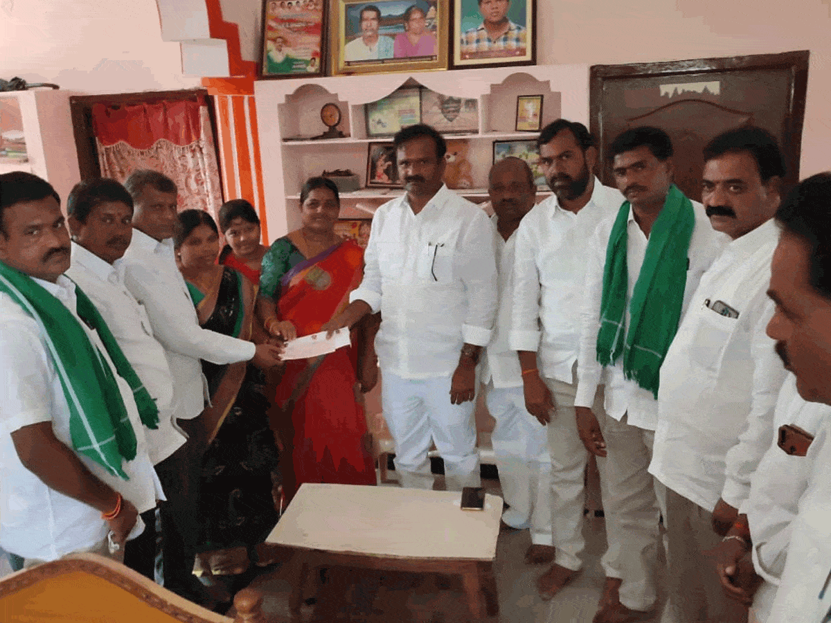 కాంగ్రెస్ పార్టీ నాయకుడికి రూ.8 లక్షల సీఎంఆర్‌ఎఫ్‌ చెక్‌..ఇంటికి వెళ్లి అందజేసిన ఎమ్మెల్యే ఆల