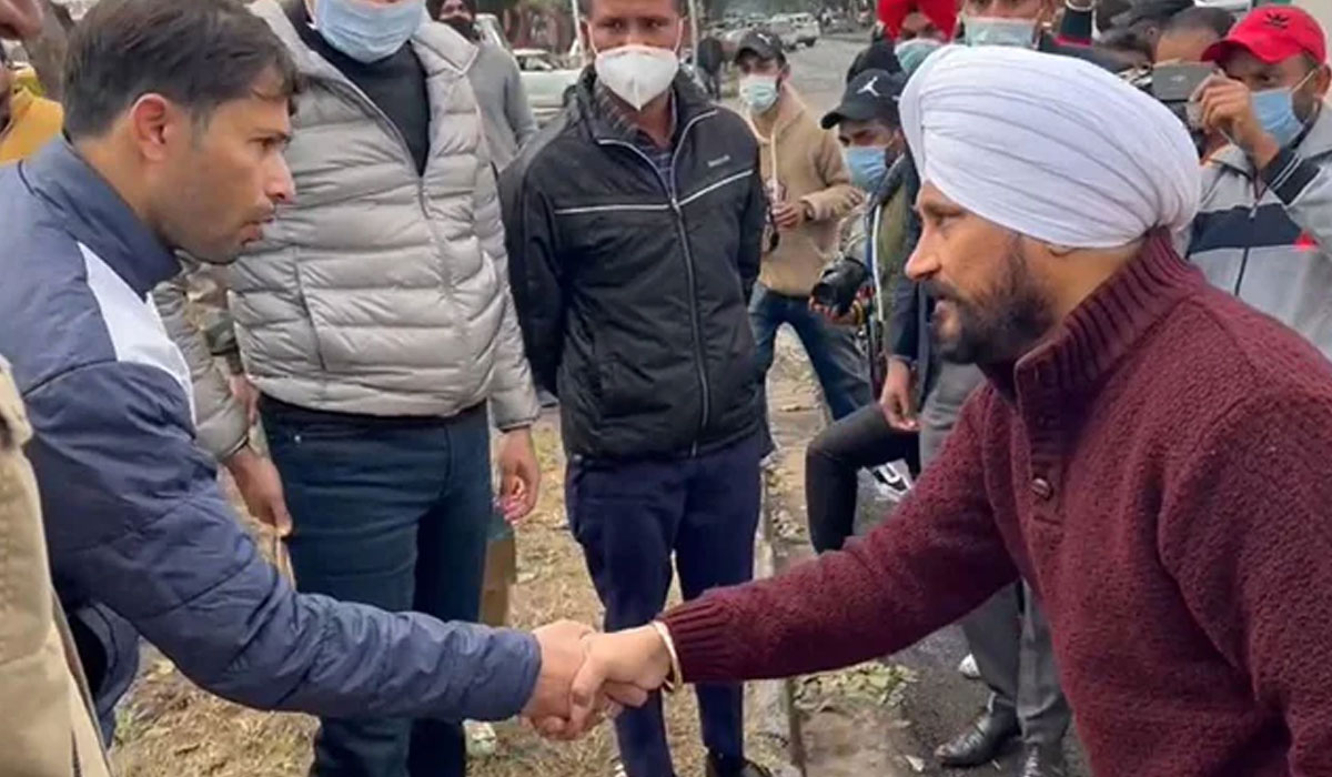 Viral Video | కాన్వాయ్ ఆపేసి… న‌డుచుకుంటూ వెళ్లి.. స‌హాయం చేసిన  సీఎం.. వీడియో వైర‌ల్