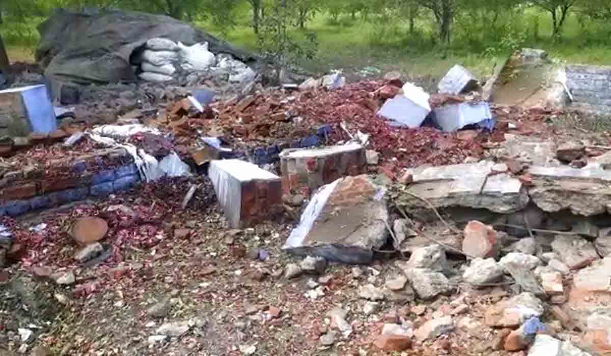 Explosion: పటాకుల ఫ్యాక్ట‌రీలో పేలుడు.. న‌లుగురు దుర్మ‌ర‌ణం