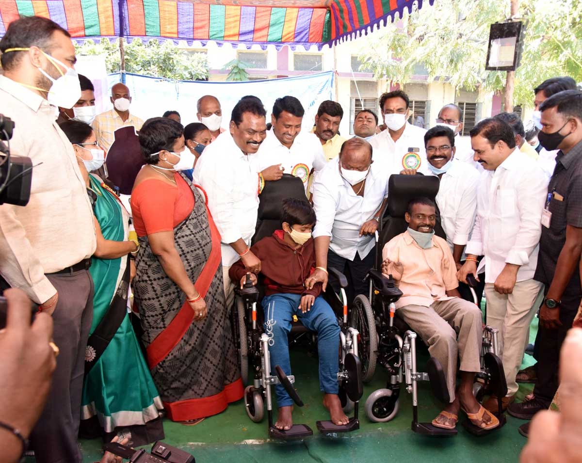 దివ్యాంగులకు వంద శాతం సబ్సిడీతో ఉచిత ఉపకరణాలు పంపిణీ: మంత్రి గంగుల క‌మ‌లాక‌ర్‌