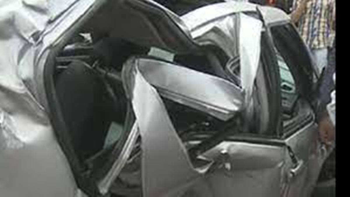 Car collided with the metropillar | అదుపుతప్పి మెట్రోపిల్లర్‌ను ఢీకొట్టిన కారు