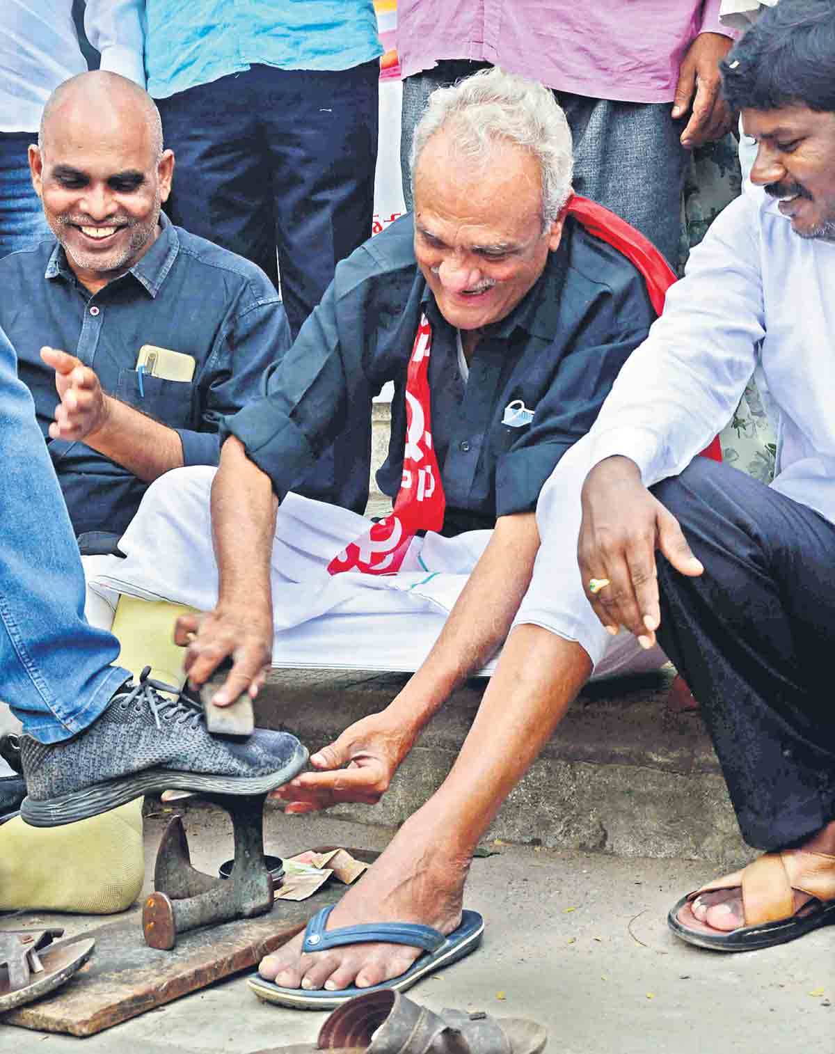 బూట్లు పాలిష్‌చేసిన సీపీఐ నారాయణ