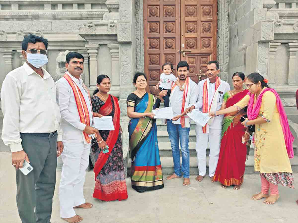 యాదాద్రి స్వర్ణతాపడానికి 2.10 లక్షల విరాళం