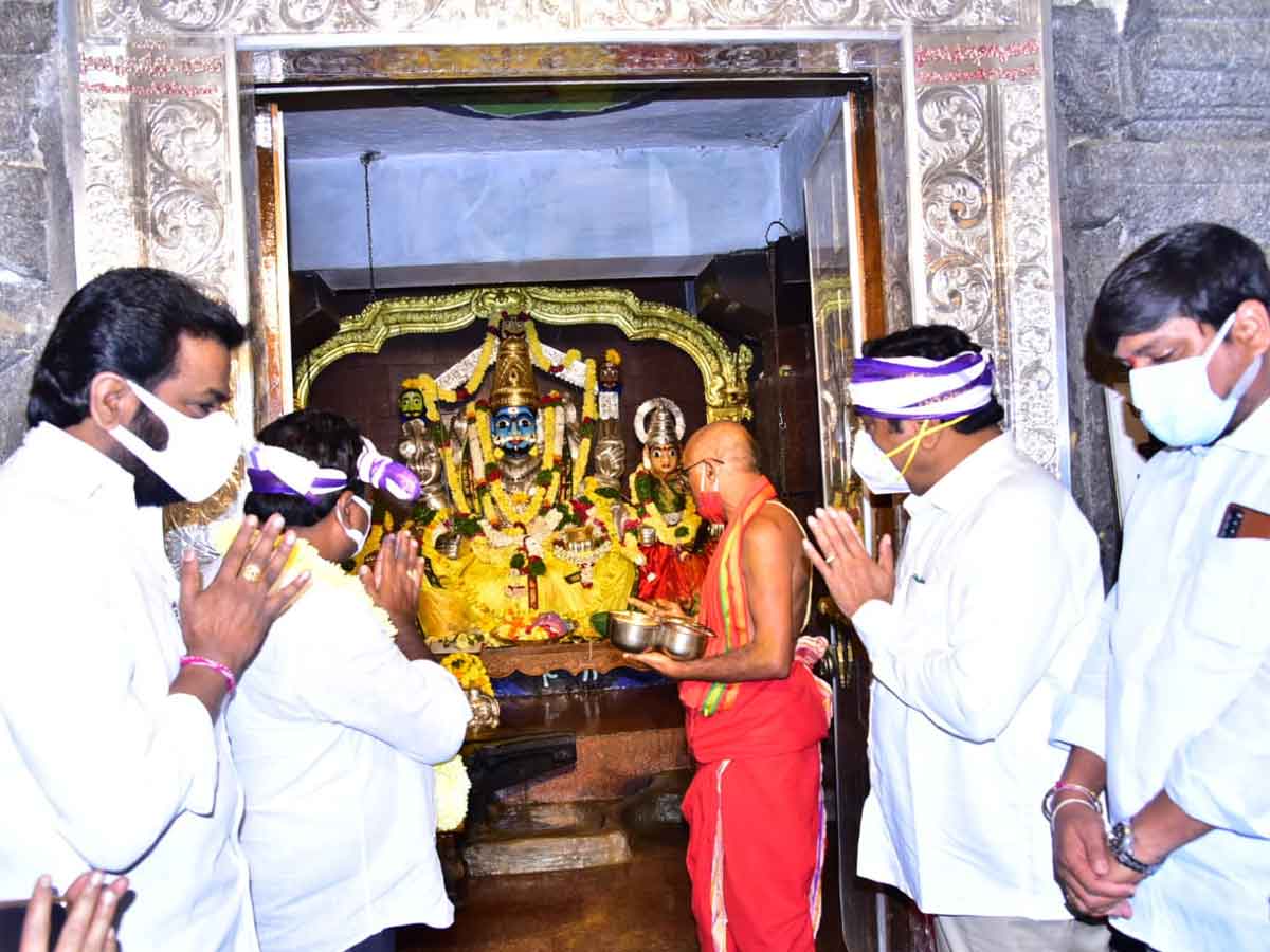 ఐనవోలు మల్లన్నను దర్శించుకున్న మంత్రి ఎర్రబెల్లి