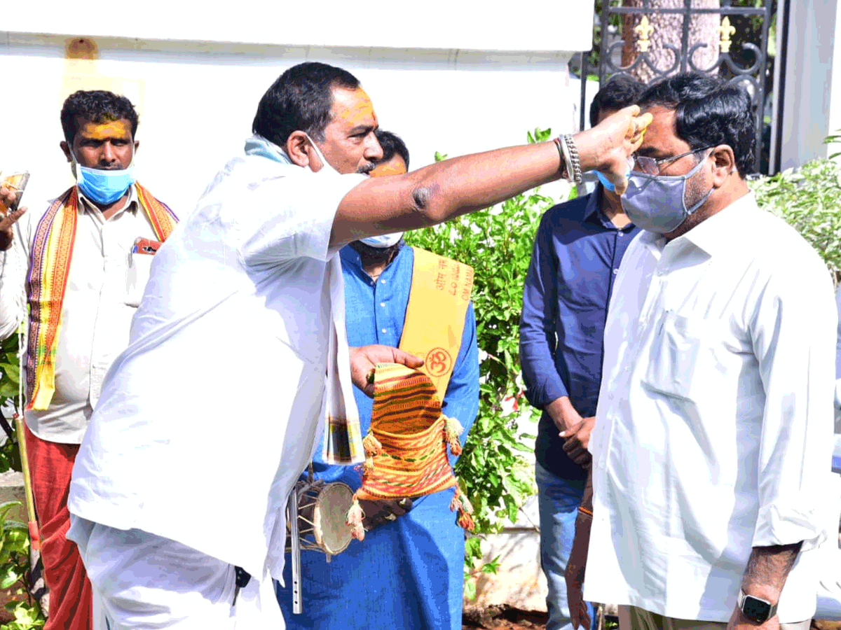 Hyderabad | మంత్రి ఎర్రబెల్లిని ఆశీర్వదించిన ఒగ్గు క‌ళాకారులు