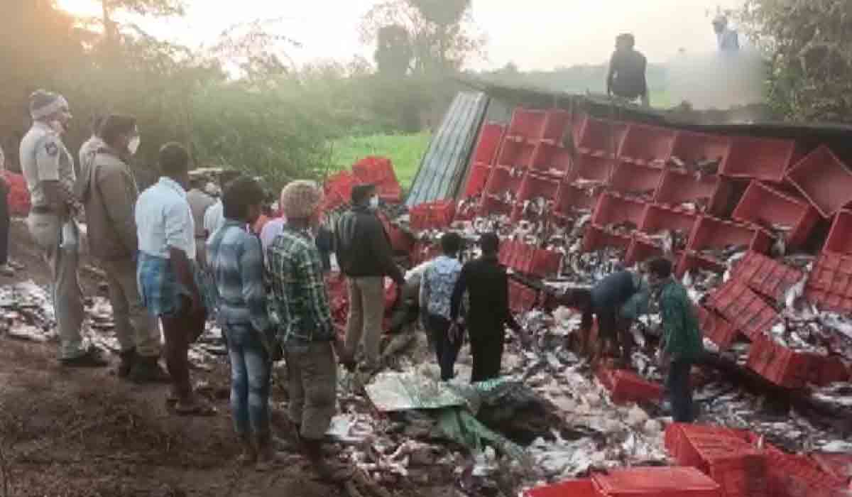 తాడేపల్లిగూడెంలో చేపల లారీ బోల్తా.. నలుగురు కూలీలు దుర్మరణం