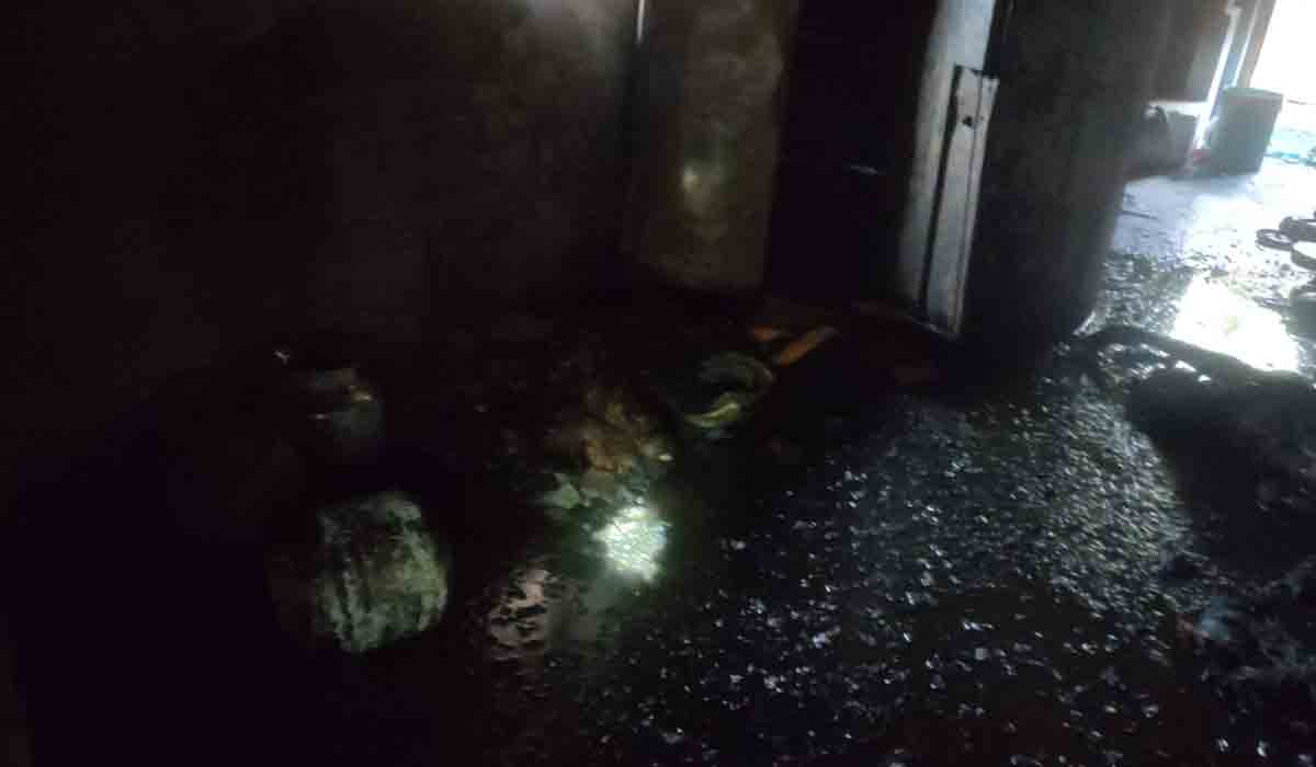 వంట గ్యాస్ లీక్.. ముగ్గురు సజీవ దహనం