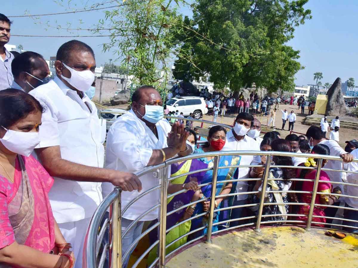 సమ్మక్క, సారలమ్మ జాతరకు ఘనంగా ఏర్పాట్లు : మంత్రి గంగుల