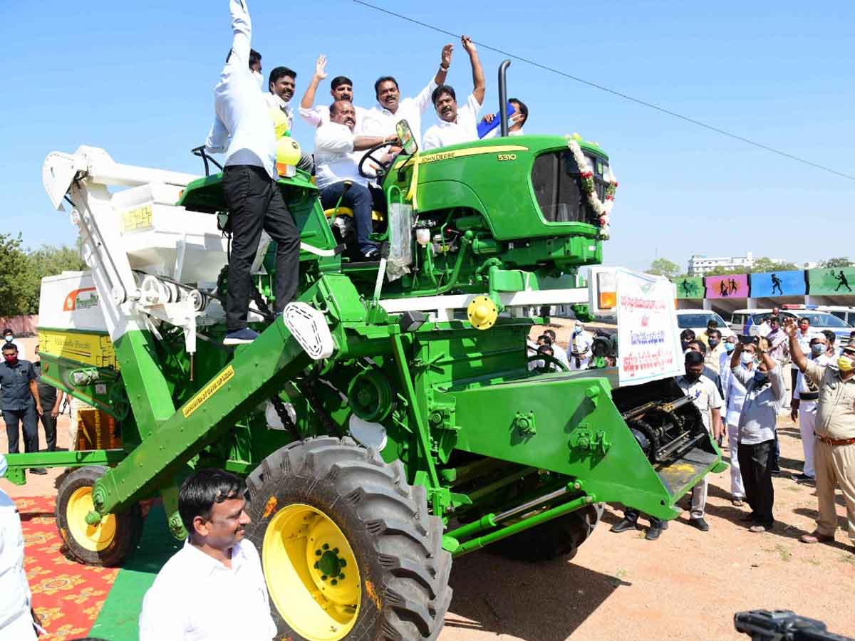 రూ.2 కోట్ల 60 లక్షల దళితబంధు ఆస్తులు పంపిణీ..హార్వెస్టర్‌ నడిపి హంగామా చేసిన మంత్రి గంగుల
